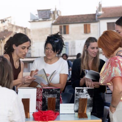 56º Les Rencontres de la Photographie (Arles, França), julho de 2025 – festa La Luminosa, coletivo Como ser fotografa